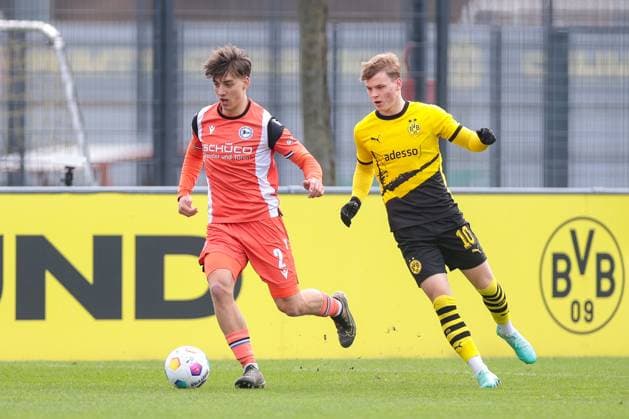 25 02 2024, Football, Season 2023 2024, A Junior Bundesliga, Matchday 18, Borussia Dortmund U19 Arminia Bielefeld U19, f l Max Lippert Arminia Bielefeld U19 , Cole Campbell Borussia Dortmund U19 , Dortmund training ground BVB NRW Germany xRHR PHOTO DEx Copyright: DennisxEwert RHR-FOTOx RHR-FOTO DE