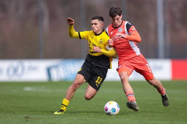 25 02 2024, Football, Season 2023 2024, A Junior Bundesliga, Matchday 18, Borussia Dortmund U19 Arminia Bielefeld U19, f l Kjell Wätjen Borussia Dortmund U19 , Max Lippert Arminia Bielefeld U19 , Dortmund Training ground BVB NRW Germany xRHR PHOTO DEx Copyright: DennisxEwert RHR-FOTOx RHR-FOTO DE