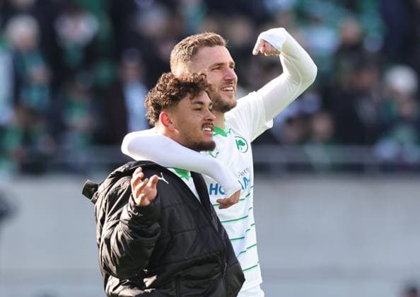 25 02 2024 Soccer Season 2023 2024 2 Soccer Bundesliga 23 Matchday SpVgg Greuther Fürth Kleeblatt 1 FC Nürnberg FCN Club Derby Frankenderby Sportfoto Zink DaMa xdaxmax DFL regulations prohibit any use of photographs as image sequences and or quasi video only for editorial use Freude Jubel nach Spielende Mannschaft Team der SpVgg Greuther Fürth feier Armindo Sieb 30, SpVgg Greuther Fürth Dennis Srbeny 7, SpVgg Greuther Fürth