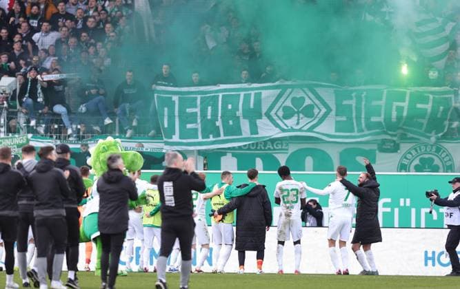 25 02 2024 Soccer Season 2023 2024 2 Soccer Bundesliga 23 Matchday SpVgg Greuther Fürth Kleeblatt 1 FC Nürnberg FCN Club Derby Frankenderby Sportfoto Zink DaMa xdaxmax DFL regulations prohibit any use of photographs as image sequences and or quasi video only for editorial use Freude Jubel nach Spielende Mannschaft Team der SpVgg Greuther Fürth celebrates with Kleeblattfans Zuschauer Publikum Fans Pyrotechnik Pyro Bengalfackel Bengalfackeln Rauch