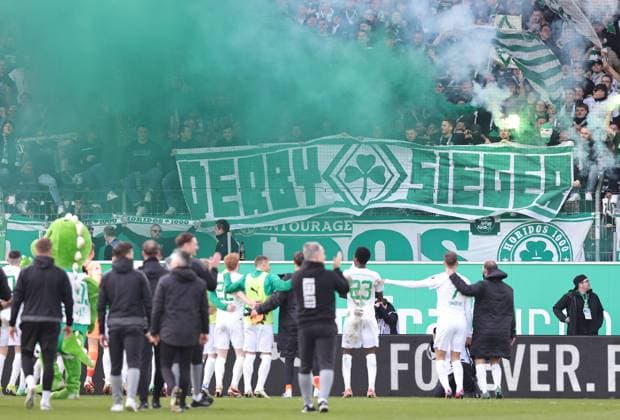 25 02 2024 Soccer Season 2023 2024 2 Soccer Bundesliga 23 Matchday SpVgg Greuther Fürth Kleeblatt 1 FC Nürnberg FCN Club Derby Frankenderby Sportfoto Zink DaMa xdaxmax DFL regulations prohibit any use of photographs as image sequences and or quasi video only for editorial use Freude Jubel nach Spielende Mannschaft Team der SpVgg Greuther Fürth celebrates with Kleeblattfans Zuschauer Publikum Fans Pyrotechnik Pyro Bengalfackel Bengalfackeln Rauch