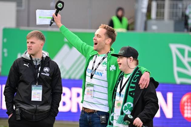25 02 2024 Soccer Season 2023 2024 2 Soccer Bundesliga 23 Matchday SpVgg Greuther Fürth Kleeblatt 1 FC Nürnberg FCN Club Derby Frankenderby Sportfoto Zink xwoxzix DFL regulations prohibit any use of photographs as image sequences and or quasi video only for editorial use Julian Pecher Stadionsprecher