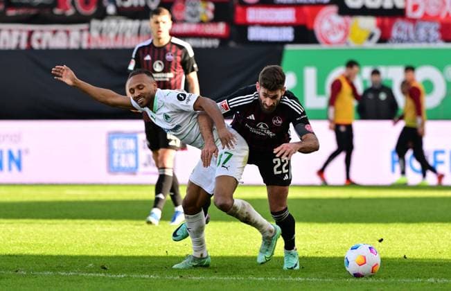 25 02 2024 Soccer Season 2023 2024 2 Soccer Bundesliga 23 Matchday SpVgg Greuther Fürth Kleeblatt 1 FC Nürnberg FCN Club Derby Frankenderby Sportfoto Zink MeZi xmexzix DFL regulations prohibit any use of photographs as image sequences and or quasi video only for editorial use Julian Green 37, SpVgg Greuther Fürth, left Enrico Valentini 22, 1 FC Nürnberg FCN