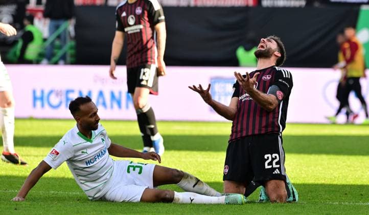 25 02 2024 Soccer Season 2023 2024 2 Soccer Bundesliga 23 Matchday SpVgg Greuther Fürth Kleeblatt 1 FC Nürnberg FCN Club Derby Frankenderby Sportfoto Zink MeZi xmexzix DFL regulations prohibit any use of photographs as image sequences and or quasi video only for editorial use Enrico Valentini 22, 1 FC Nürnberg FCN, rechts sauer unzufrieden