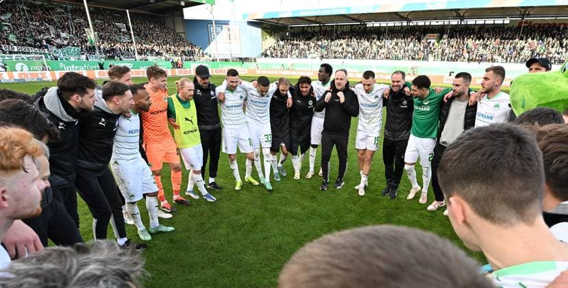 25 02 2024 Soccer Season 2023 2024 2 Soccer Bundesliga 23 Matchday SpVgg Greuther Fürth Kleeblatt 1 FC Nürnberg FCN Club Derby Frankenderby Sportfoto Zink xwoxzix DFL regulations prohibit any use of photographs as image sequences and or quasi video only for editorial use Alexander Zorniger Trainer SpVgg Greuther Fürth und Mannschaft Team Teamkreis Team Team Team after end of match