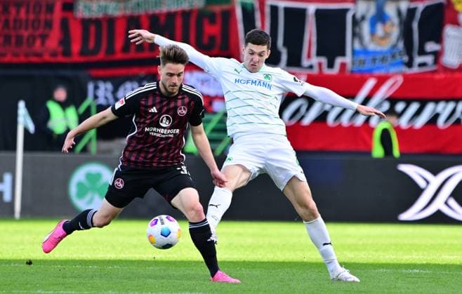 25 02 2024 Soccer Season 2023 2024 2 Soccer Bundesliga 23 Matchday SpVgg Greuther Fürth Kleeblatt 1 FC Nürnberg FCN Club Derby Frankenderby Sportfoto Zink MeZi xmexzix DFL regulations prohibit any use of photographs as image sequences and or quasi video only for editorial use Lukas Schleimer 36, 1 FC Nürnberg FCN, left Damian Michalski 4, SpVgg Greuther Fürth