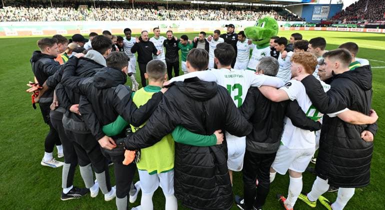 25 02 2024 Soccer Season 2023 2024 2 Soccer Bundesliga 23 Matchday SpVgg Greuther Fürth Kleeblatt 1 FC Nürnberg FCN Club Derby Frankenderby Sportfoto Zink xwoxzix DFL regulations prohibit any use of photographs as image sequences and or quasi video only for editorial use Alexander Zorniger Trainer SpVgg Greuther Fürth und Mannschaft Team Teamkreis Team Team Team after end of match