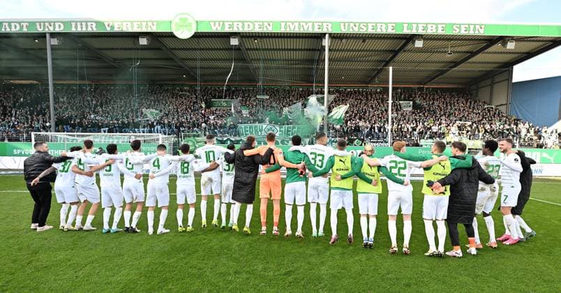 25 02 2024 Soccer Season 2023 2024 2 Soccer Bundesliga 23 Matchday SpVgg Greuther Fürth Kleeblatt 1 FC Nürnberg FCN Club Derby Frankenderby Sportfoto Zink xwoxzix DFL regulations prohibit any use of photographs as image sequences and or quasi video only for editorial use Mannschaft Team Fürth Jubel Freude vor Fans Fanblock nach Spielende