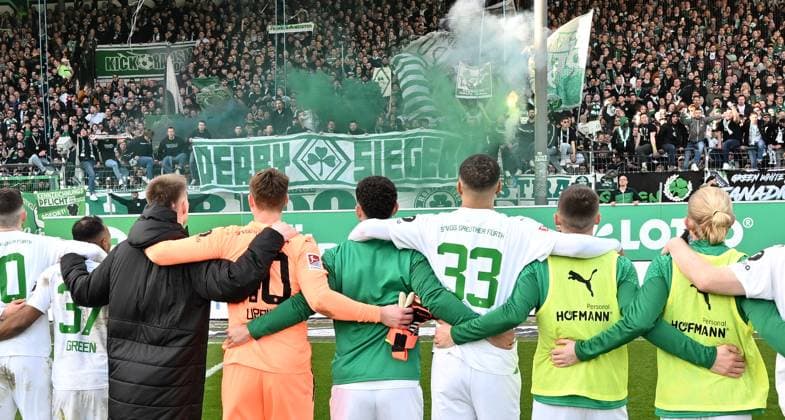 25 02 2024 Soccer Season 2023 2024 2 Soccer Bundesliga 23 Matchday SpVgg Greuther Fürth Kleeblatt 1 FC Nürnberg FCN Club Derby Frankenderby Sportfoto Zink xwoxzix DFL regulations prohibit any use of photographs as image sequences and or quasi video only for editorial use Mannschaft Team Fürth vor Fans Fanblock nach Spielende Spruchband Banner DERBYSIEGER