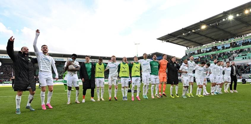 25 02 2024 Soccer Season 2023 2024 2 Soccer Bundesliga 23 Matchday SpVgg Greuther Fürth Kleeblatt 1 FC Nürnberg FCN Club Derby Frankenderby Sportfoto Zink xwoxzix DFL regulations prohibit any use of photographs as image sequences and or quasi video only for editorial use Mannschaft Team Fürth vor Fans Fanblock nach Spielende