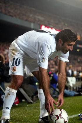 Onderwerp Subject: FC Barcelona, Barca - Real Madrid (0-0) Primera Division Reklame: Club Team Country: Real Madrid FC Barcelona Seizoen Season: 2002 2003 FOTO PHOTO: Real Madrid s FIGO is threatened by FC Barcelona s supporters when he wants to take a corner. Many items are thrown to him and he needs to be protected by the police BARCELONA ESP Content not available for redistribution in The Netherlands directly or indirectly through any third parties. Copyright: xBSRxAgencyx 02191123E8DA3865