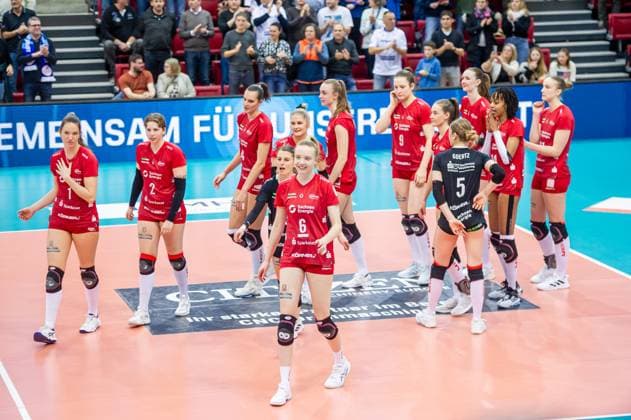 Jennifer Janiska Dresdner SC, 06 , center with team in Stuttgart Allianz MTV Stuttgart Dresdner SC, Sport, Volleyball Bundesliga, Frauen, VBL, Saison 2023 24, 25 02 2024, Stuttgart SCHARRena , DEU Allianz MTV Stuttgart Dresdner SC, Sport, Volleyball Bundesliga, Frauen, VBL, Saison 2023 24, 25 02 2024, Stuttgart SCHARRena , DEU Stuttgart Copyright: xSandyxDinkelackerx EP_SDR