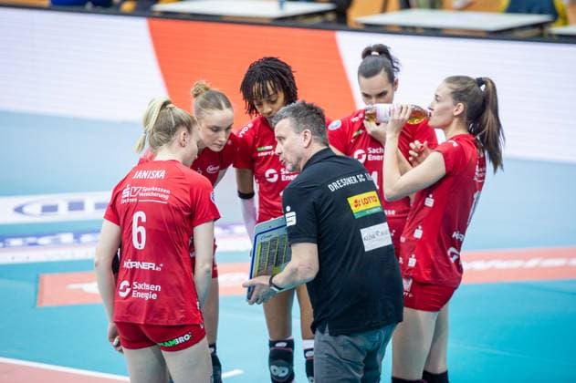 Alexander Waibl Dresdner SC, Trainer Taktikbesprechung Allianz MTV Stuttgart Dresdner SC, Sport, Volleyball Bundesliga, Frauen, VBL, Saison 2023 24, 25 02 2024, Stuttgart SCHARRena , DEU Allianz MTV Stuttgart Dresdner SC, Sport, Volleyball Bundesliga, Frauen, VBL, Saison 2023 24, 25 02 2024, Stuttgart SCHARRena , DEU Stuttgart Copyright: xSandyxDinkelackerx EP_SDR