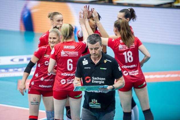 Alexander Waibl Dresdner SC, Coach with tactics board Allianz MTV Stuttgart Dresdner SC, Sport, Volleyball Bundesliga, Women, VBL, Season 2023 24, 25 02 2024, Stuttgart SCHARRena , DEU Allianz MTV Stuttgart Dresdner SC, Sport, Volleyball Bundesliga, Women, VBL, Season 2023 24, 25 02 2024, Stuttgart SCHARRena , DEU Stuttgart Copyright: xSandyxDinkelackerx EP_SDR