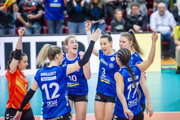 Roosa Koskelo Allianz MTV Stuttgart, 01 , Britt Bongaerts Allianz MTV Stuttgart, 12 , Jolien Knollema Allianz MTV Stuttgart, 10 , Maria Segura Palleres Allianz MTV Stuttgart, 03 , Eline Timmermann Allianz MTV Stuttgart, 09 , Alexis Hart Allianz MTV Stuttgart, 17 Jubel Allianz MTV Stuttgart Dresdner SC, Sport, Volleyball Bundesliga, Frauen, VBL, Saison 2023 24, 25 02 2024, Stuttgart SCHARRena , DEU Allianz MTV Stuttgart Dresdner SC, Sport, Volleyball Bundesliga, Frauen, VBL, Saison 2023 24, 25 02 2024, Stuttgart SCHARRena , DEU Stuttgart Copyright: xSandyxDinkelackerx EP_SDR