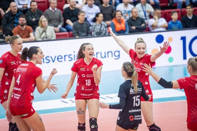 Sarah Straube Dresdner SC, 18 Cheering with team in first set Allianz MTV Stuttgart Dresdner SC, Sport, Volleyball Bundesliga, Frauen, VBL, Saison 2023 24, 25 02 2024, Stuttgart SCHARRena , DEU Allianz MTV Stuttgart Dresdner SC, Sport, Volleyball Bundesliga, Frauen, VBL, Saison 2023 24, 25 02 2024, Stuttgart SCHARRena , DEU Stuttgart Copyright: xSandyxDinkelackerx EP_SDR
