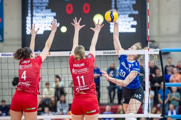 Dresden block of Nathalie Lemmens Dresdner SC, 04 and Grace Frohling Dresdner SC, 11 against Jolien Knollema Allianz MTV Stuttgart, 10 Allianz MTV Stuttgart Dresdner SC, Sport, Volleyball Bundesliga, Frauen, VBL, Saison 2023 24, 25 02 2024, Stuttgart SCHARRena , DEU Allianz MTV Stuttgart Dresdner SC, Sport, Volleyball Bundesliga, Frauen, VBL, Saison 2023 24, 25 02 2024, Stuttgart SCHARRena , DEU Stuttgart Copyright: xSandyxDinkelackerx EP_SDR
