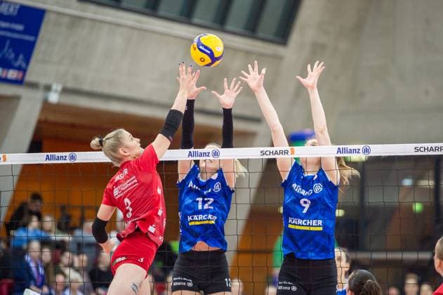 Hester Jasper Dresdner SC, 03 against Stuttgart block of Britt Bongaerts Allianz MTV Stuttgart, 12 and Eline Timmermann Allianz MTV Stuttgart, 09 Allianz MTV Stuttgart Dresdner SC, Sport, Volleyball Bundesliga, Frauen, VBL, Saison 2023 24, 25 02 2024, Stuttgart SCHARRena , DEU Allianz MTV Stuttgart Dresdner SC, Sport, Volleyball Bundesliga, Frauen, VBL, Saison 2023 24, 25 02 2024, Stuttgart SCHARRena , DEU Stuttgart Copyright: xSandyxDinkelackerx EP_SDR