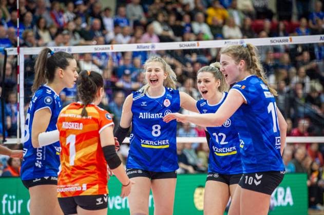 vl Maria Segura Palleres Allianz MTV Stuttgart, 03 , Roosa Koskelo Allianz MTV Stuttgart, 01 , Monique Strubbe Allianz MTV Stuttgart, 08 in the middle, Britt Bongaerts Allianz MTV Stuttgart, 12 , Jolien Knollema Allianz MTV Stuttgart, 10 Cheers, joy, Laughter Allianz MTV Stuttgart Dresdner SC, Sport, Volleyball Bundesliga, Women, VBL, Season 2023 24, 25 02 2024, Stuttgart SCHARRena , DEU Allianz MTV Stuttgart Dresdner SC, Sport, Volleyball Bundesliga, Women, VBL, Season 2023 24, 25 02 2024, Stuttgart SCHARRena , DEU Stuttgart Copyright: xSandyxDinkelackerx EP_SDR