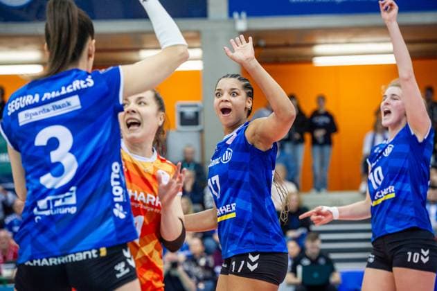 Alexis Hart Allianz MTV Stuttgart, 17 in the middle Joy, cheering with Team Allianz MTV Stuttgart Dresdner SC, Sport, Volleyball Bundesliga, Women, VBL, Season 2023 24, 25 02 2024, Stuttgart SCHARRena , DEU Allianz MTV Stuttgart Dresdner SC, Sport, Volleyball Bundesliga, Women, VBL, Season 2023 24, 25 02 2024, Stuttgart SCHARRena , DEU Stuttgart Copyright: xSandyxDinkelackerx EP_SDR