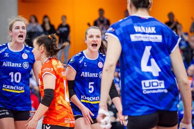 Corina Glaab Allianz MTV Stuttgart, 05 center, happy with team, cheering, joy Allianz MTV Stuttgart Dresdner SC, Sport, Volleyball Bundesliga, Frauen, VBL, Saison 2023 24, 25 02 2024, Stuttgart SCHARRena , DEU Allianz MTV Stuttgart Dresdner SC, Sport, Volleyball Bundesliga, Frauen, VBL, Saison 2023 24, 25 02 2024, Stuttgart SCHARRena , DEU Stuttgart Copyright: xSandyxDinkelackerx EP_SDR