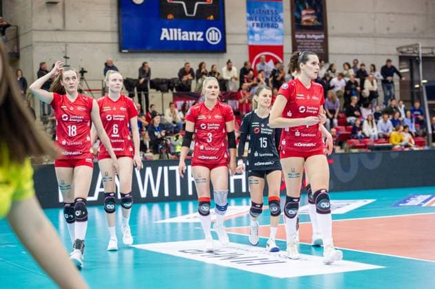 vl Sarah Straube Dresdner SC, 18 , Jennifer Janiska Dresdner SC, 06 , Hester Jasper Dresdner SC, 03 , Aleksandra Jegdic Dresdner SC, 15 , Nathalie Lemmens Dresdner SC, 04 bent mood Allianz MTV Stuttgart Dresdner SC, Sport, Volleyball Bundesliga, Women, VBL, Season 2023 24, 25 02 2024, Stuttgart SCHARRena , DEU Allianz MTV Stuttgart Dresdner SC, Sport, Volleyball Bundesliga, Women, VBL, Season 2023 24, 25 02 2024, Stuttgart SCHARRena , DEU Stuttgart Copyright: xSandyxDinkelackerx EP_SDR