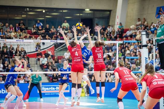 Jolien Knollema Allianz MTV Stuttgart, 10 vs Nathalie Lemmens Dresdner SC, 04 and Sarah Straube Dresdner SC, 18 Allianz MTV Stuttgart Dresdner SC, Sport, Volleyball Bundesliga, Women, VBL, Saison 2023 24, 25 02 2024, Stuttgart SCHARRena , DEU Allianz MTV Stuttgart Dresdner SC, Sport, Volleyball Bundesliga, Women, VBL, Saison 2023 24, 25 02 2024, Stuttgart SCHARRena , DEU Stuttgart Copyright: xSandyxDinkelackerx EP_SDR