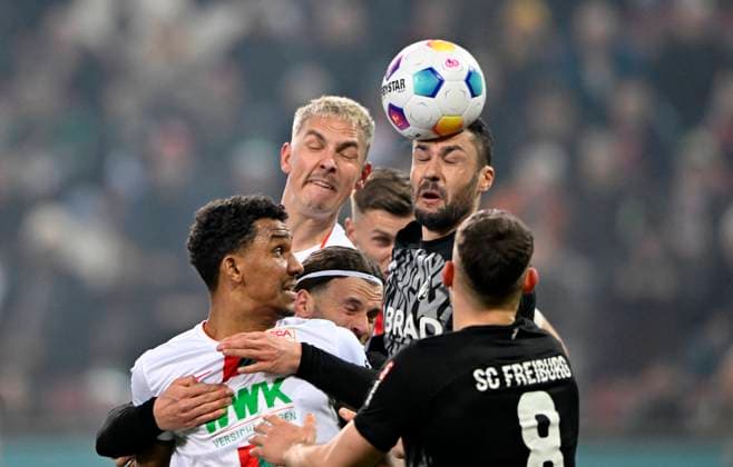 Bilder des Jahres 2024, Sport 02 Februar Sport Themen der Woche KW08 Sport Bilder des Tages Strafraumszene, Torraumszene Kopfballduell Zweikampf Aktion Lukas Kuebler SC Freiburg SCF (17) Maximilian Eggestein SC Freiburg SCF (08) Lucas Hoeler SC Freiburg SCF (09) Iago FC Augsburg FCA (22) Niklas Dorsch FC Augsburg FCA (30) FC Augsburg FCA vs SC Freiburg SCF 25.02.2024 DFL REGULATIONS PROHIBIT ANY USE OF PHOTOGRAPHS AS IMAGE SEQUENCES AND OR QUASI-VIDEO FC Augsburg FCA vs SC Freiburg SCF *** Penalty area scene, goal area scene Header duel Duel Action Lukas Kuebler SC Freiburg SCF 17 Maximilian Eggestein SC Freiburg SCF 08 Lucas Hoeler SC Freiburg SCF 09 Iago FC Augsburg FCA 22 Niklas Dorsch FC Augsburg FCA 30 FC Augsburg FCA vs SC Freiburg SCF 25 02 2024 DFL REGULATIONS PROHIBIT ANY USE OF PHOTOGRAPHS AS IMAGE SEQUENCES AND OR QUASI VIDEO FC Augsburg FCA vs SC Freiburg SCF