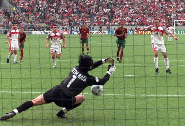 Onderwerp Subject: Turkey - Portugal (0-2) EURO 2000 Tournament, Quarter final Reklame: Club Team Country: Portugal Seizoen Season: 2000 2001 FOTO PHOTO: Portugal s goalkeeper Vitor BAIA (FRONT) stops the penalty from Turkey s ARIF (R) Amsterdam NLD Content not available for redistribution in The Netherlands directly or indirectly through any third parties. Copyright: xBSRxAgencyx 001923957