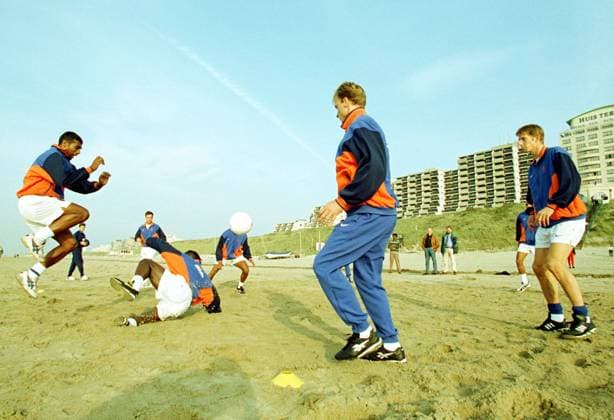 Onderwerp Subject: Holland training on the beach Seizoen Season: 1997 1998 FOTO PHOTO: Holland s Dennis BERGKAMP (C) Edwin VAN DER SAR (R) and Aron WINTER (L) training on the beach NLD Content not available for redistribution in The Netherlands directly or indirectly through any third parties. Copyright: xBSRxAgencyx 00198200