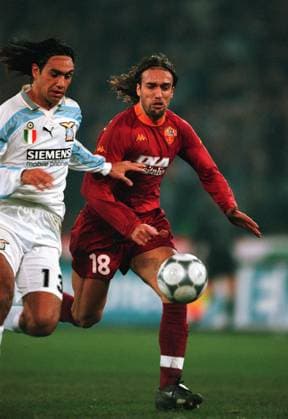 Onderwerp Subject: S.S. LAZIO - AS ROMA Serie A Seizoen Season: 2000 2001 FOTO PHOTO: S.S. LAZIO s NESTA (L) in duel with AS ROMA s BATISTUTA (R) ROMA ITY Content not available for redistribution in The Netherlands directly or indirectly through any third parties. Copyright: xBSRxAgencyx 00196990