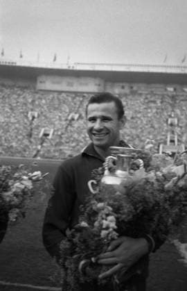 Moscow, USSR. Goalkeeper of Soviet national football team Lev Yashin holds the cup during the awarding ceremony of the team at the Grand Sports Arena of the Central Lenin Stadium after winning the 1st European Nations Cup. Vyacheslav Un Da-Sin TASS  32431583