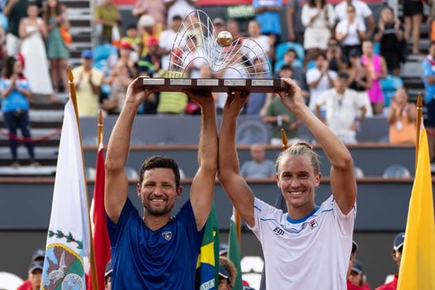 (240226) -- RIO DE JANEIRO, Feb. 26, 2024 -- Nicolas Barrientos (L) of Colombia Rafael Matos of Brazil hold up the trophy during the awarding ceremony after the men s doubles final between Lucas Miedler Alexander Erler of Austria and Nicolas Barrientos of Colombia Rafael Matos of Brazil at the 2024 ATP500 Rio Open at Jockey Club Brasileiro in Rio de Janeiro, Brazil, Feb. 25, 2024. ) (SP)BRAZIL-RIO DE JANEIRO-TENNIS-RIO OPEN-MEN S DOUBLES-FINAL WangxTiancong 