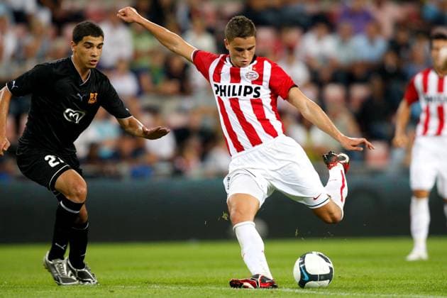 Onderwerp Subject: PSV - Bnei Yehuda Tel Aviv Europa League Reklame: Club Team Country: PSV - Bnei Yehuda Tel Aviv Seizoen Season: 2009 2010 FOTO PHOTO: PSV s Ibrahim AFELLAY(R) in duel EINDHOVEN NL Content not available for redistribution in The Netherlands directly or indirectly through any third parties. Copyright: xBSRxAgencyx 09690827MKK1115