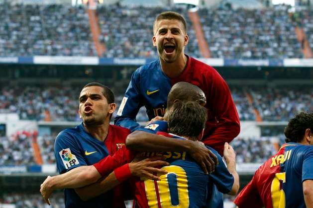 Onderwerp Subject: FC Barcelona, Barca Primera Division Reklame: Club Team Country: Real Madrid - FC Barcelona Seizoen Season: 2008 2009 FOTO PHOTO: FC Barcelona s fltr Daniel ALVES , Samuel ETO O , Lionel MESSI and Gerard PIQUE celebrating goal MADRID ESP Content not available for redistribution in The Netherlands directly or indirectly through any third parties. Copyright: xBSRxAgencyx 09690502MKK0539