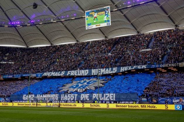 HSV Fans auf der Nordtribüne mit Banner gegen die Polizei ACAB Niemals Freund Niemals Helfer Ganz Hamburg Hasst die Polizei Deutschland , Hamburg Volksparkstadion , Fussball , Bundesliga , 2. Fussball Bundesliga , Hamburger SV - SV Elversberg *** HSV fans on the north stand with banner against the police ACAB Niemals Freund Niemals Helfer Ganz Hamburg Hasst die Polizei Germany , Hamburg Volksparkstadion , Football , Bundesliga , 2 Fussball Bundesliga , Hamburger SV SV Elversberg