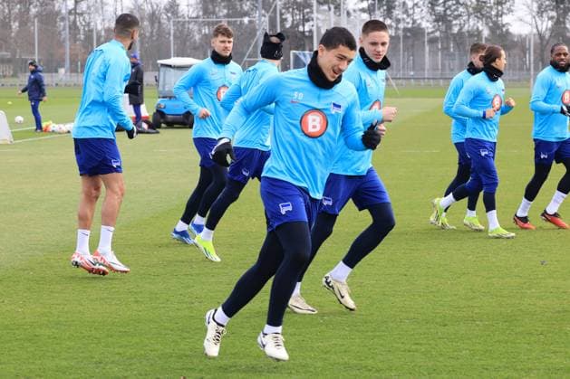 DEU, DFL, 2 FBL Hertha BSC, Training, 26 02 2024, Sportforum, Berlin, DEU, DFL, 2 FBL Hertha BSC, Training, im Bild Hertha Spielerkreis, Ibrahim Maza Hertha BSC Berlin 30 , Bence Dardai Hertha BSC Berlin 24 , warm-up, warm-up training DFL regulations prohibit any use of Photographs as image sequences and or quasi video Foto Juergen Engler nordphoto GmbH nordphotoxGmbHx xEngler nph00076