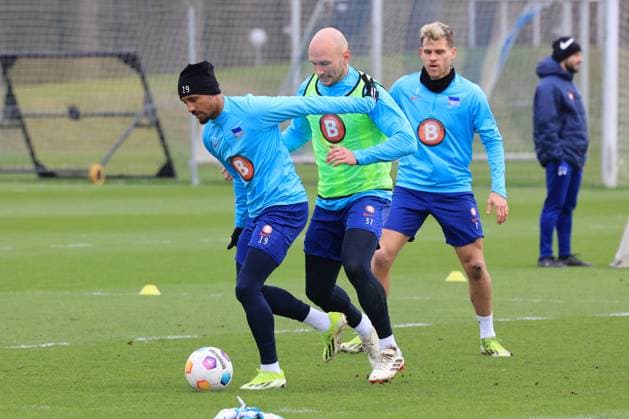 DEU, DFL, 2 FBL Hertha BSC, Training, 26 02 2024, Sportforum, Berlin, DEU, DFL, 2 FBL Hertha BSC, Training, in the picture Jeremy Dudziak Hertha BSC Berlin 19 , Toni Leistner Hertha BSC Berlin 37 , Florian Niederlechner Hertha BSC Berlin 7 DFL regulations prohibit any use of Photographs as image sequences and or quasi video Foto Juergen Engler nordphoto GmbH nordphotoxGmbHx xEngler nph00076