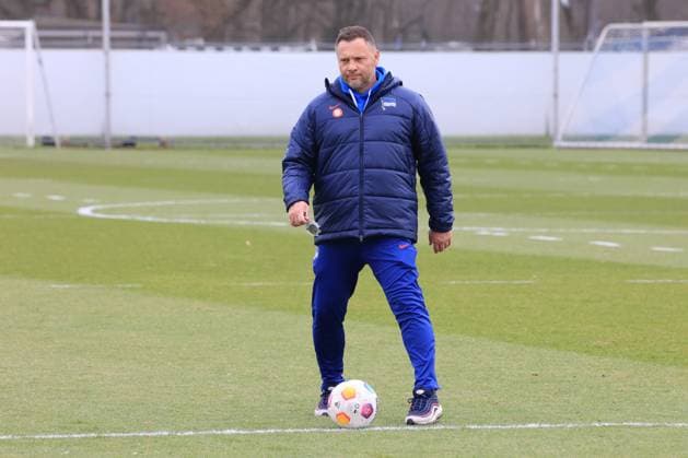 DEU, DFL, 2 FBL Hertha BSC, Training, 26 02 2024, Sportforum, Berlin, DEU, DFL, 2 FBL Hertha BSC, Training, im Bild Cheftrainer Pal Dardai Hertha BSC Berlin DFL regulations prohibit any use of Photographs as image sequences and or quasi video Foto Juergen Engler nordphoto GmbH nordphotoxGmbHx xEngler nph00076