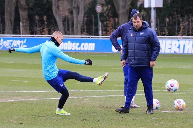 DEU, DFL, 2 FBL Hertha BSC, Training, 26 02 2024, Sportforum, Berlin, DEU, DFL, 2 FBL Hertha BSC, Training, in the picture Palko Dardai Hertha BSC Berlin 27 , Goalkeeper coach Andreas Menger Hertha BSC Berlin DFL regulations prohibit any use of Photographs as image sequences and or quasi video Foto Juergen Engler nordphoto GmbH nordphotoxGmbHx xEngler nph00076