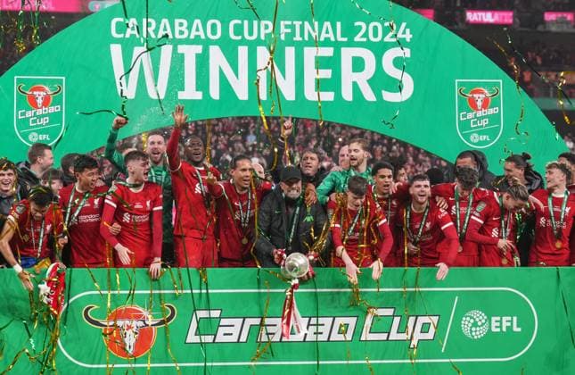 Liverpool manager Jurgen Klopp and his team celebrate with the winning trophy during the Carabao Cup final match between Chelsea and Liverpool at Stamford Bridge, London, England on 25 February 2024. Copyright: xAndyxRowlandx PMI-6111-0048