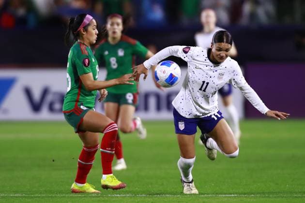 RECORD DATE NOT STATED Concacaf W Gold Cup 2024 United States vs Mexico Cristina Ferral (L) of Mexico fights for the ball with Sophia Smith (R) of USA during the Group stage, Group A match between United States (USA) and Mexico (Mexico national team, Nationalteam as part of the Concacaf Womens Gold Cup 2024, at Dignity Health Sports Park Stadium on February 26, 2024 in Carson California, United States. CARSON LOS ANGELES CALIFORNIA UNITED STATES  Copyright: xUlisesxNaranjox 20240226213516_CWGC_2024_GA_USA_MEX_SMITH59