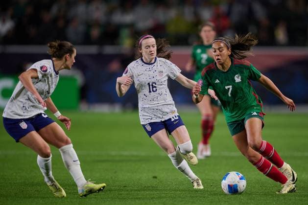 RECORD DATE NOT STATED Concacaf W Gold Cup 2024 United States vs Mexico Emily Fox (L), Rose Lavelle of USA fights for the ball with Maria Sanchez (R) of Mexico during the Group stage, Group A match between United States (USA) and Mexico (Mexico national team, Nationalteam as part of the Concacaf Womens Gold Cup 2024, at Dignity Health Sports Park Stadium on February 26, 2024 in Carson California, United States. CARSON LOS ANGELES CALIFORNIA UNITED STATES  Copyright: xDavidxLeahx 20240226213544_CWGC_2024_GA_USA_MEX_SANCHEZ68
