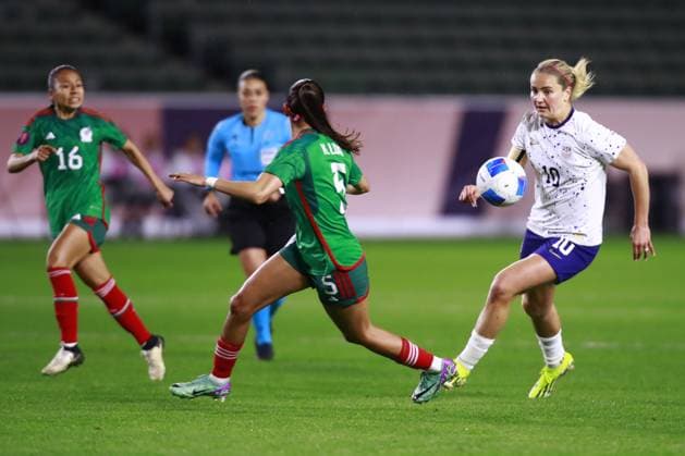 RECORD DATE NOT STATED Concacaf W Gold Cup 2024 United States vs Mexico Karen Luna (L) of Mexico fights for the ball with Lindsey Horan (R) of USA during the Group stage, Group A match between United States (USA) and Mexico (Mexico national team, Nationalteam as part of the Concacaf Womens Gold Cup 2024, at Dignity Health Sports Park Stadium on February 26, 2024 in Carson California, United States. CARSON LOS ANGELES CALIFORNIA UNITED STATES  Copyright: xUlisesxNaranjox 20240226213755_CWGC_2024_GA_USA_MEX_HORAN74