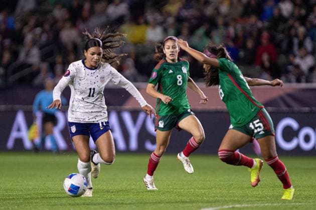 RECORD DATE NOT STATED Concacaf W Gold Cup 2024 United States vs Mexico Sophia Smith (L) USA fights for the ball with Cristina feral (R) of Mexico during the Group stage, Group A match between United States (USA) and Mexico (Mexico national team, Nationalteam as part of the Concacaf Womens Gold Cup 2024, at Dignity Health Sports Park Stadium on February 26, 2024 in Carson California, United States. CARSON LOS ANGELES CALIFORNIA UNITED STATES  Copyright: xCarlosxZepedax 20240226214037_CWGC_2024_GA_USA_MEX_SMITH82