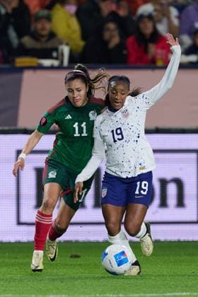 RECORD DATE NOT STATED Concacaf W Gold Cup 2024 United States vs Mexico Lizbeth Ovalle (L) of Mexico fights for the ball with Crystal Dunn (R) of USA during the Group stage, Group A match between United States (USA) and Mexico (Mexico national team, Nationalteam as part of the Concacaf Womens Gold Cup 2024, at Dignity Health Sports Park Stadium on February 26, 2024 in Carson California, United States. CARSON LOS ANGELES CALIFORNIA UNITED STATES  Copyright: xDavidxLeahx 20240226215121_CWGC_2024_GA_USA_MEX_DUNN95
