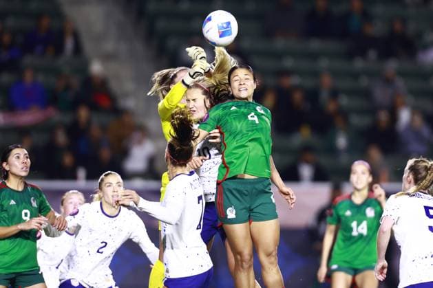 RECORD DATE NOT STATED Concacaf W Gold Cup 2024 United States vs Mexico Alyssa Naeher (L) of USA jumps for the ball with Rebeca Bernal (R) of Mexico during the Group stage, Group A match between United States (USA) and Mexico (Mexico national team, Nationalteam as part of the Concacaf Womens Gold Cup 2024, at Dignity Health Sports Park Stadium on February 26, 2024 in Carson California, United States. CARSON LOS ANGELES CALIFORNIA UNITED STATES  Copyright: xUlisesxNaranjox 20240226223407_CWGC_2024_GA_USA_MEX_BERNAL165