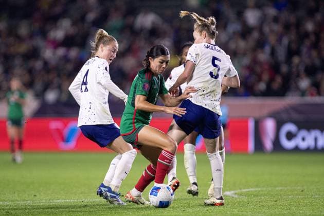 RECORD DATE NOT STATED Concacaf W Gold Cup 2024 United States vs Mexico Emily Sonnet (L) of USA fights for the ball with Kiana Palacios (R) of Mexico during the Group stage, Group A match between United States (USA) and Mexico (Mexico national team, Nationalteam as part of the Concacaf Womens Gold Cup 2024, at Dignity Health Sports Park Stadium on February 26, 2024 in Carson California, United States. CARSON LOS ANGELES CALIFORNIA UNITED STATES  Copyright: xCarlosxZepedax 20240226225401_CWGC_2024_GA_USA_MEX_PALACIOS184