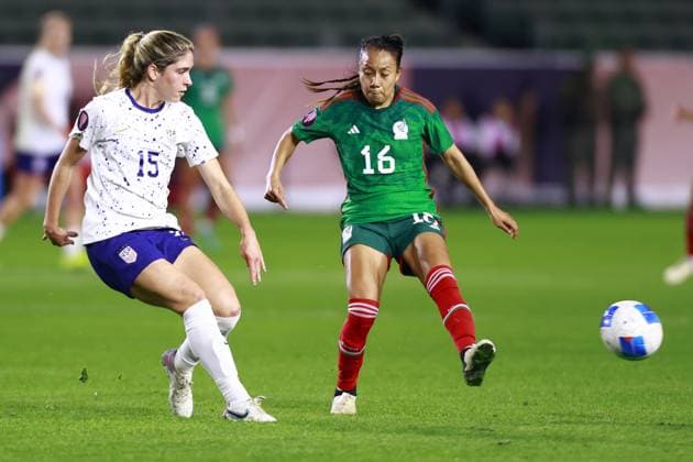 RECORD DATE NOT STATED Concacaf W Gold Cup 2024 United States 0-2 Mexico Korbin Albert (L) of USA fights for the ball with Karla Nieto (R) of Mexico during the Group stage, Group A match between United States (USA) and Mexico (Mexico national team, Nationalteam as part of the Concacaf Womens Gold Cup 2024, at Dignity Health Sports Park Stadium on February 26, 2024 in Carson California, United States. CARSON LOS ANGELES CALIFORNIA UNITED STATES  Copyright: xUlisesxNaranjox 20240226230455_CWGC_2024_GA_USA_MEX_NIETO213
