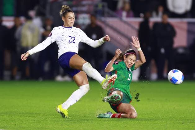RECORD DATE NOT STATED Concacaf W Gold Cup 2024 United States 0-2 Mexico Trinity Rodman (L) of USA fights for the ball with Karen Luna (R) of Mexico during the Group stage, Group A match between United States (USA) and Mexico (Mexico national team, Nationalteam as part of the Concacaf Womens Gold Cup 2024, at Dignity Health Sports Park Stadium on February 26, 2024 in Carson California, United States. CARSON LOS ANGELES CALIFORNIA UNITED STATES  Copyright: xUlisesxNaranjox 20240226234809_CWGC_2024_GA_USA_MEX_LUNA297